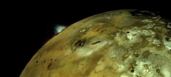 在木卫一表面拍摄到的火山喷发图像，这是人类历史上第一次发现并观测地球外的火山活动。