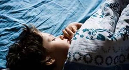 睡眠不足的儿童容易肥胖 原因是睡眠不足会更想吃东西