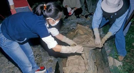 2000年，韩国安东市，考古学家正在打开干尸“英泰”身上的裹尸布。这具干尸的历史可追溯到16世纪。在英泰的胸部，考古学家发现一封情书，显然是妻子放在上面的。根据
