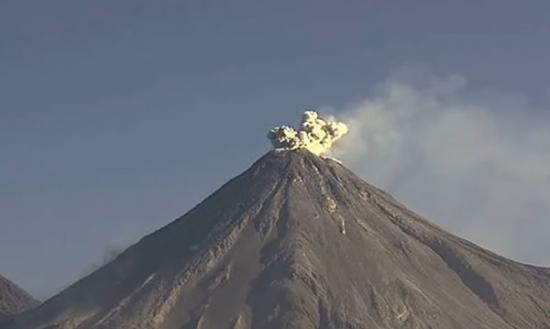 摄录机刚好拍到火山爆发的情况。