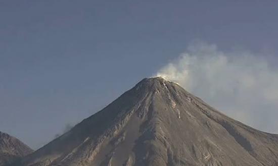 火山爆发前，火山口轻微冒烟。
