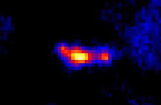 这张黑洞的哈勃图片显示了中央源两边明显可见的两片炙热气体波瓣