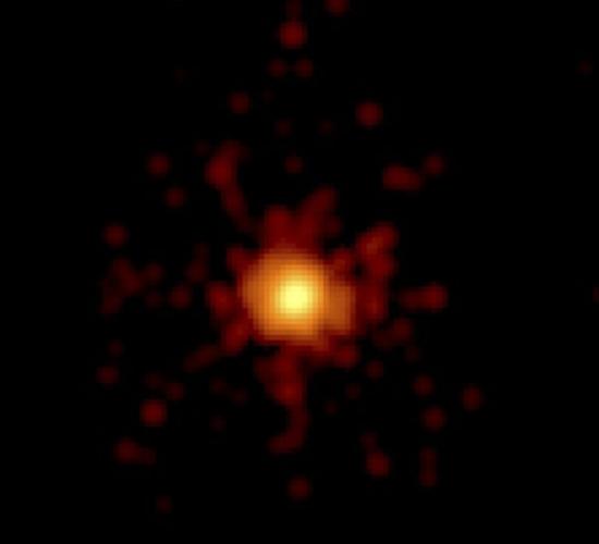这张美国航天局提供的照片显示的是雨燕太空望远镜在今年4月27日拍摄到的伽马射线暴GRB 130427A。