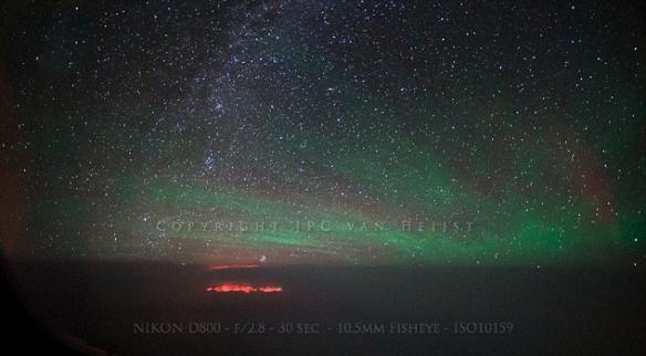 俄罗斯堪察加半岛太平洋海面遭闪电击中后现神秘光团