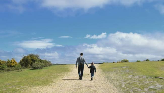 研究发现与父亲有较多亲子时间的儿童智商会较高 有助于将来事业发展