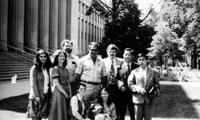 1980年5月吴新智与美国密歇根大学人类学系Milford H. Wolpoff等合影（右二为吴新智，左四为Milford H. Wolpoff）。