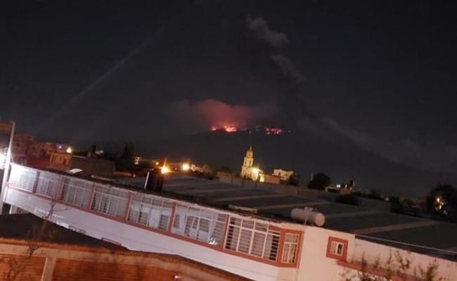 火山爆发的耀眼红光，在远处仍清楚可见。