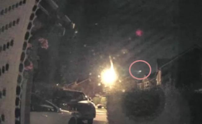 镜头意外拍到不明飞行物体（红圈示）。