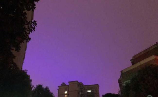 南京城仿佛披上了一层紫色的光晕。