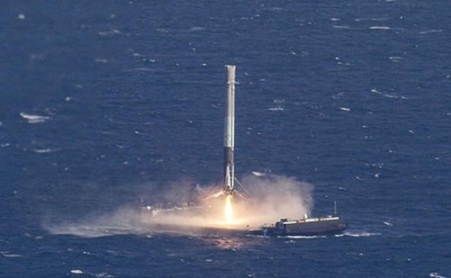 猎鹰9号火箭降落在海上平台。