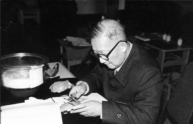 2000年12月吴新智于南京博物馆研究南京猿人化石