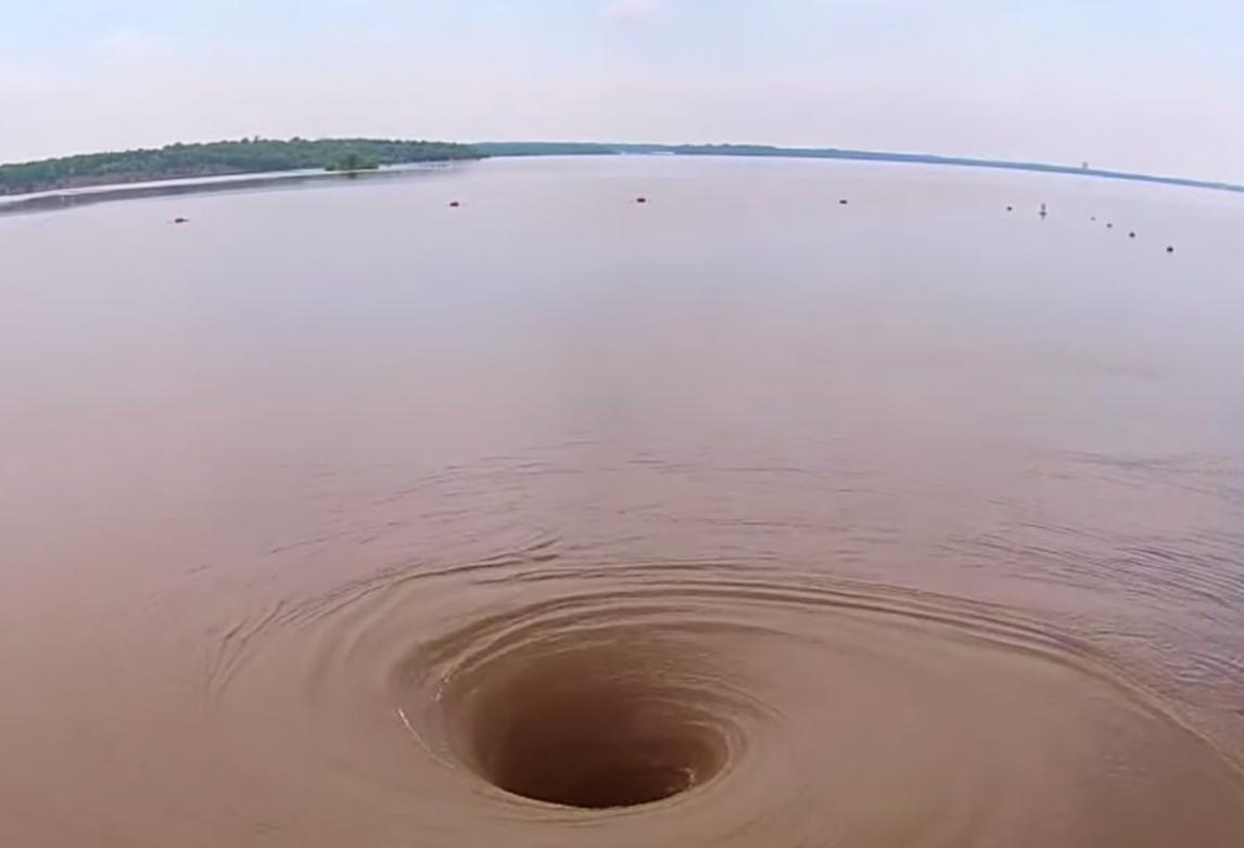美国特克索马湖出现巨大漩涡