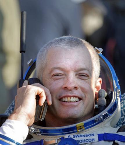 太空人值勤5.5个月后重返地球，点名最想要「手机」以便跟家人联络。