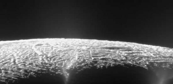土卫二上布满间歇泉的平原。今年十月，NASA的卡西尼号探测器将近距离飞过土卫二上空。卡西尼号将飞得很近，才能从土卫二表面的间歇泉中飞过，并有望揭露其地下可能存在