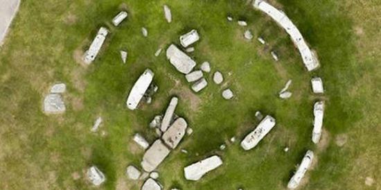 考古学家认为英国新石器时代巨石阵曾经是一个完整的圆圈