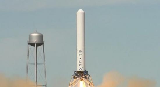 SpaceX公司在得克萨斯州的试验场进行“蚱蜢”火箭的第四次飞行试验，在80.1米的高度悬停了34秒，该技术将应用到下一代的猎鹰系列火箭上