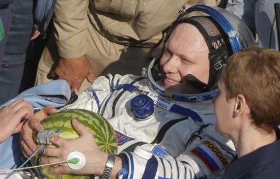 太空人亚提米(Oleg Artemyev)值勤5.5个月后重返地球，点名最想要「西瓜」。