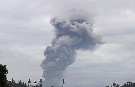 印尼罗肯火山喷发