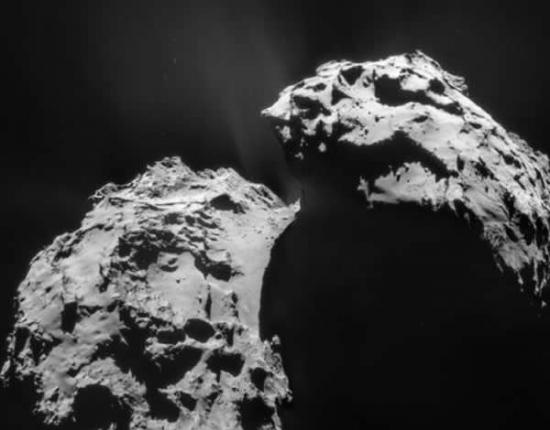 图为罗塞塔号于2015年1月22号、在距67P彗星28米高度拍摄的照片。2014年11月，罗塞塔号成功将菲莱登录器（Philae lander）发射到了67P/