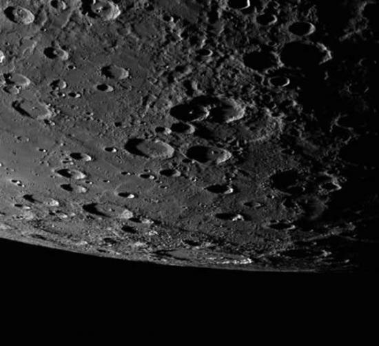 水星表面的陨石坑。信使号探测卫星的任务将在2015年3月宣告结束。它于2004年8月3日发射，并于2011年3月17日进入水星轨道，执行任务达一年之久，为人类传