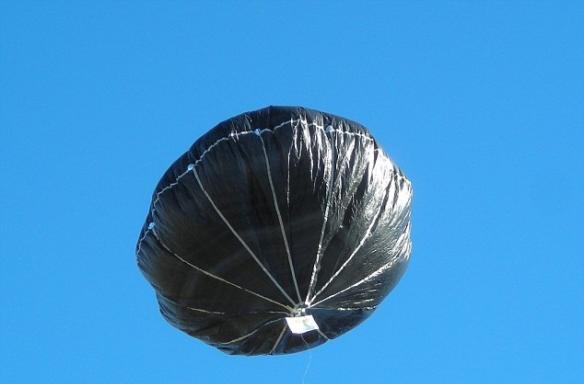 有指这个物体可能只是太阳能推动的气球。