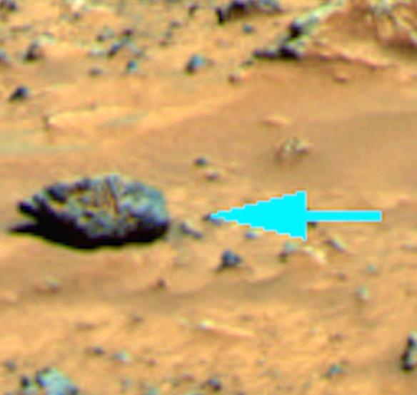 美国宇航局索杰纳号火星车1997年7月22日在火星表面拍到这张照片。这块特殊岩石拥有没有风化的表面，好像没有受到火星风的影响，但并不能证明那是某个高智能文明把一