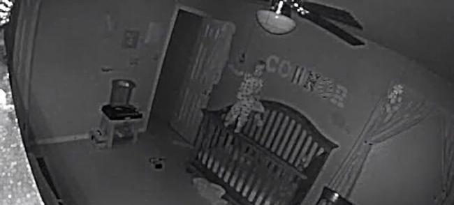 美国一家庭监控视频拍到诡异现象：宝宝轻松爬上护栏双脚悬空数秒