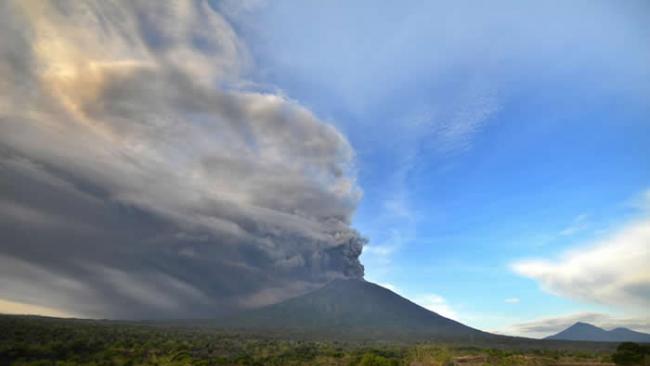 星期日，饱含火山灰的尘云从阿贡火山升起。 PHOTOGRAPH BY SONNY TUMBELAKA, AFP, GETTY IMAGES