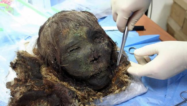 俄罗斯西伯利亚冻土层发现30多具900年前木乃伊 女干尸头发睫毛仍完好
