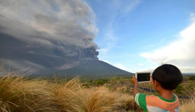 有小孩举机拍下火山的情况。