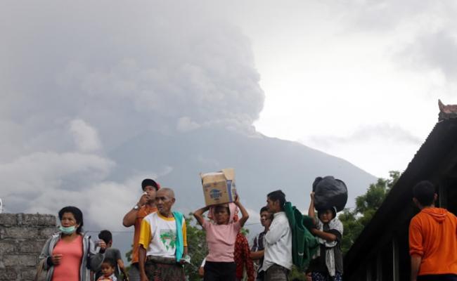 巴里岛的阿贡火山近日持续喷发，岛上居民要疏散。
