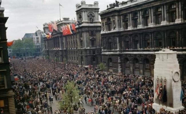 民众上街庆祝盟军取胜。