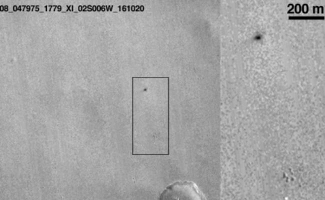 火星地面影像上，出现一个黑点，相信是“夏帕雷利号”的残骸。