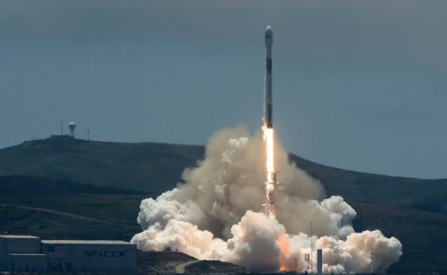 美国猎鹰9号火箭载重力测量和气候实验卫星 成功发射升空