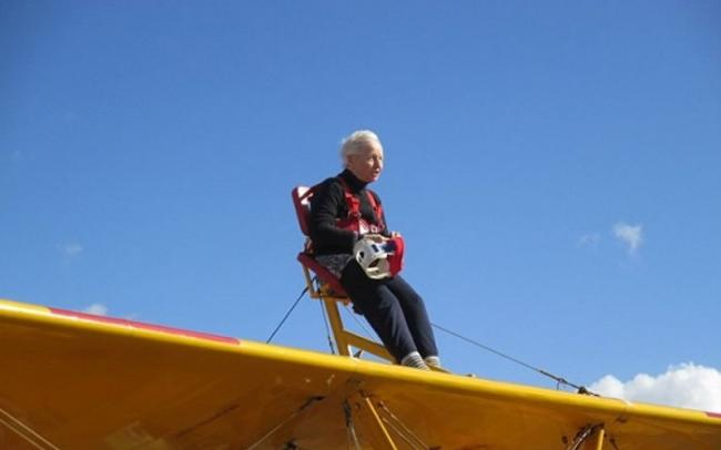 布罗米奇是最年长的女性坐机翼位。