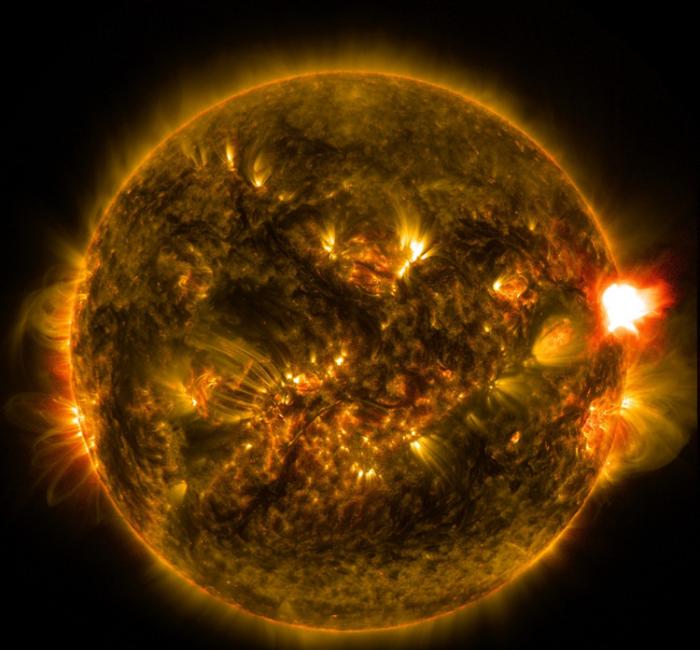 太阳爆发2015年首个中级耀斑