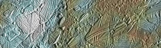 木卫二表面可以看到复杂的古怪形貌，显示其拥有温暖的内部。这张照片是由美国宇航局伽利略探测器拍摄的，然而伽利略探测器只对木卫二表面很小的一部分区域获取了彩色高分辨