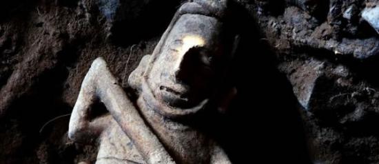 墨西哥一处竖穴古墓出土一件珍贵的萨满巫师造像