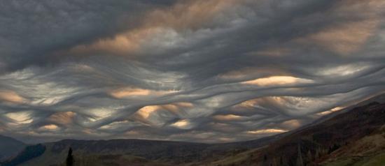 苏格兰2012年出现十分罕见的“波涛云”