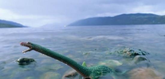 有个关于尼斯湖水怪的理论说这个怪物是一只活的蛇颈龙。在侏罗纪时代，这些长颈爬行动物生活在世界各地。专家认为它们在白垩纪灭绝。