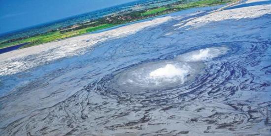 印尼一家油气公司9年前在东爪哇一片稻田勘探油气时突然涌出大量泥浆，迄今仍未停止。