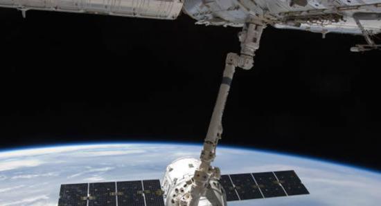 资料图：龙飞船正逐渐接近国际空间站，以便空间站上的机械臂可以将其捕获并转移至相应的对接平台。