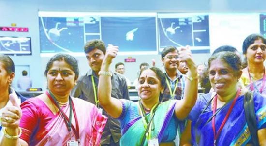 24日，印度科研人员在空间研究组织指挥中心庆祝“曼加里安”号探测器进入火星轨道。