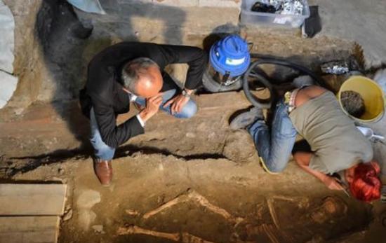 佛罗伦萨圣奥索拉女修道院的墓葬挖掘现场，意大利考古学家希尔瓦诺-文塞蒂与另一名考古学家