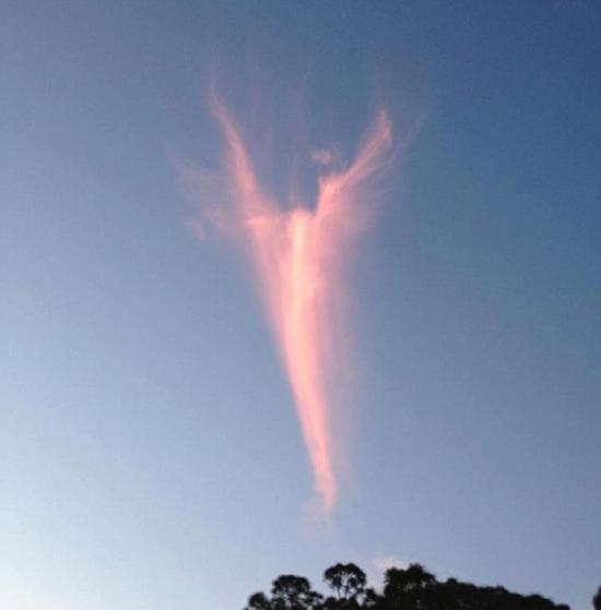 美国佛罗里达州天空出现红色“天使下凡”云彩