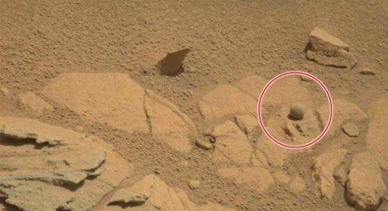好奇号在火星表面拍到神秘石头圆球