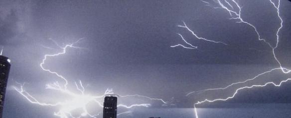 美国德克萨斯州遭雷暴天气袭击 休斯顿上空闪电划破夜空