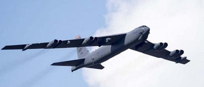 美国B-52“同温层堡垒”轰炸机
