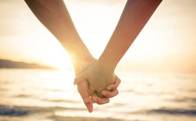 美国研究发现原来情侣牵手会带来一种神奇的止痛作用