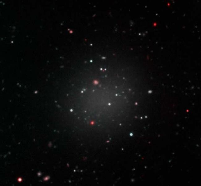 天文学家借助哈勃望远镜发现鲸鱼座中有个没有暗物质的奇怪星系NGC1052-DF2
